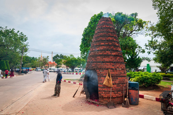 Кирпичная печка в буддийском храме, Пхукет, Таиланд. - Фото, изображение