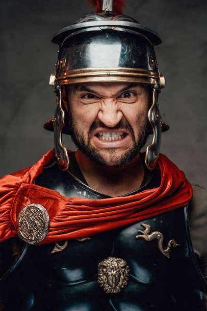 Divoch a rozzlobený římský válečník s brněním - Fotografie, Obrázek