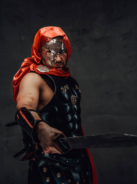 Caçador romano com capuz e máscara psoes com espada - Foto, Imagem
