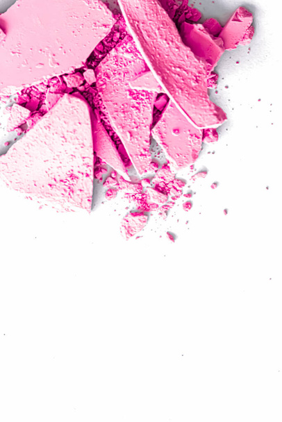 メイクパレットとしてピンクのアイシャドウパウダー白の背景に隔離されたクローズアップ、砕いた化粧品と美しさのテクスチャ - 写真・画像