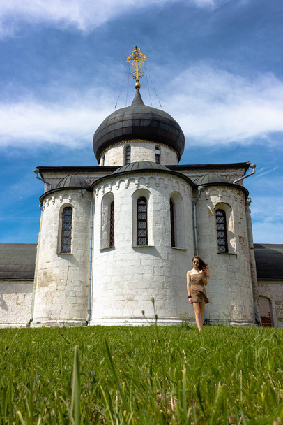 Russia, Yuryev-Polsky. Beautiful girl tourist visits the sights. - Zdjęcie, obraz