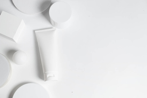 косметична обробка медичний скандинавський косметичний лосьйон крем сироватковий макет упаковки продукту на білому фоні декору в охороні здоров'я фармацевтичної медицини
  - Фото, зображення