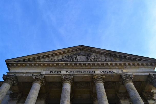 Κοινοβούλιο Κτίριο της Γερμανίας κατά τη διάρκεια ηλιόλουστη μέρα. Κτίριο Γερμανικού Κοινοβουλίου και γράφει "Προς το Γερμανικό Λαό" πάνω από την είσοδο - Φωτογραφία, εικόνα