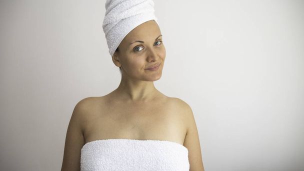 Femme en serviettes de bain. Espace négatif ou espace de copie pour le texte. - Photo, image