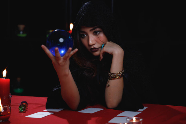 Asiatique diseur de bonne aventure prévision avenir en utilisant boule de cristal bleu. - Photo, image