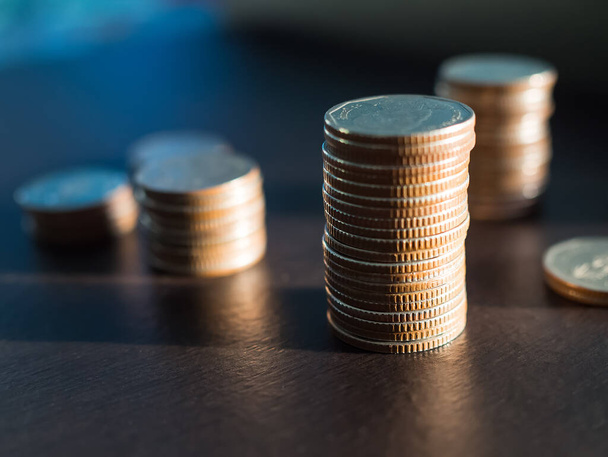 Muntgeld op zwarte houten achtergrond voor Bevat artikelen over sparen of andere financiële zaken. - Foto, afbeelding