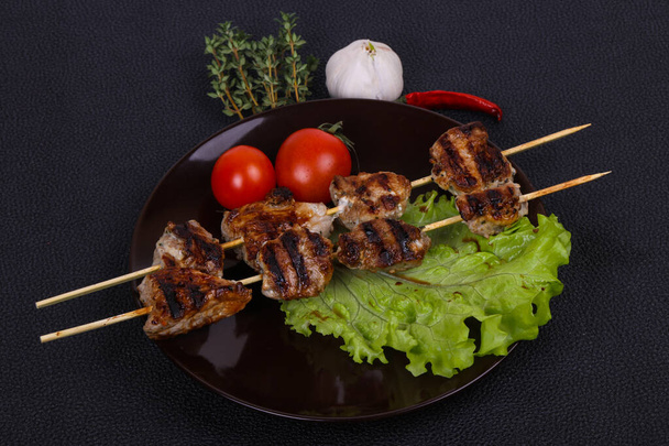 Spiedini di carne di maiale nel piatto con foglie di insalata e pomodori serviti timo e garkic - Foto, immagini