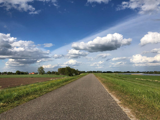 Polkupyörän reitti IJssel-joen ympäri Alankomaissa - Valokuva, kuva