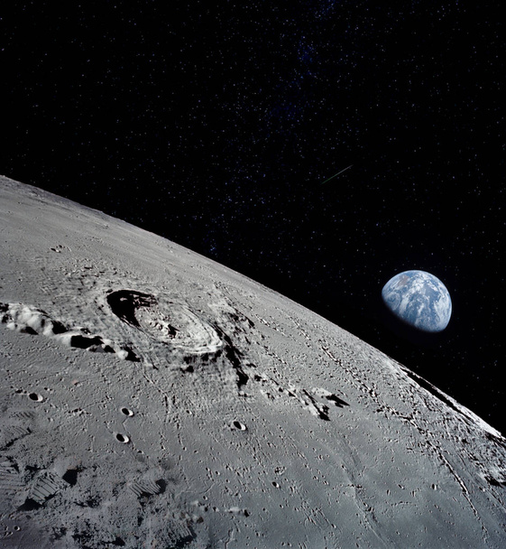 A Hold felszíne, egy sarokból, az űrhajósok megmaradt lábnyomaival, akik ott voltak, mint egy személy jelenlétének bizonyítékai. A kép elemeit a NASA bocsátotta rendelkezésre. - Fotó, kép