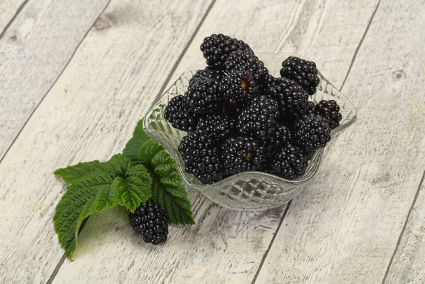 Tatlı, olgun, yapraklı Blackberry yığını - Fotoğraf, Görsel