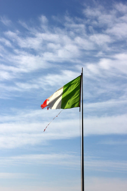 Romlott olasz zászló a corona üres strandon Forte dei marmi, Tuscany, Olaszország - Fotó, kép