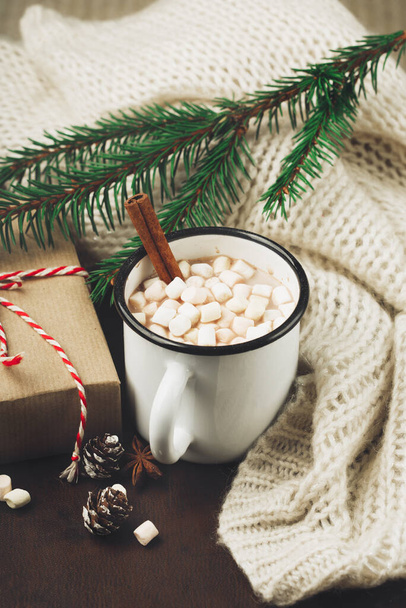 Ev yapımı Noel sıcak çikolatası, marshmallowlar ve koyu arkaplanda bayram hediyesi. Kış zamanı konsepti. Noel sıfır atık kavramı. - Fotoğraf, Görsel