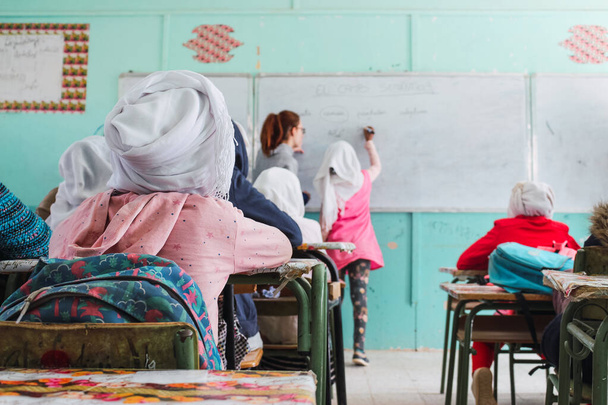 Ragazza che frequenta una scuola in un campo profughi saharawi - Foto, immagini