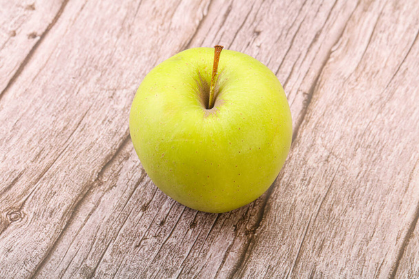 Ripe and sweet green tasty apple - Foto, Imagen