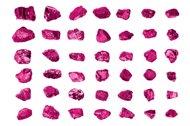 Piedras de gema rosa conjunto fondo blanco aislado de cerca, colección de piedras preciosas crudas, rocas brillantes, pepitas naturales ásperas, cristales preciosos, muestras minerales, amatista, zafiro, topacio, espinela, turmalina - Foto, Imagen