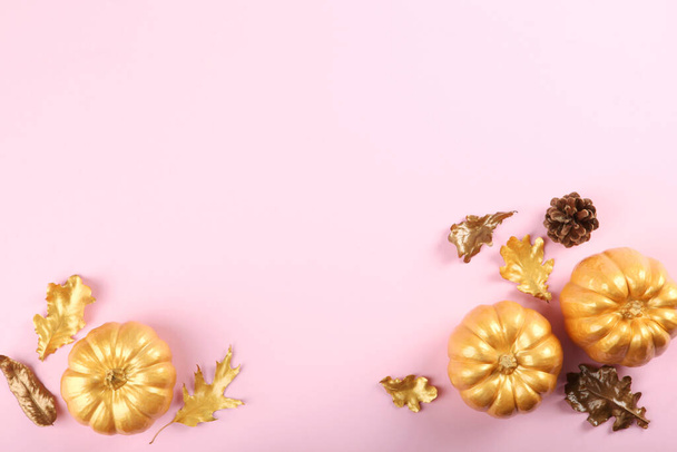 Όμορφο κομψό φόντο φθινόπωρο με χρυσά φύλλα και κολοκύθες πάνω όψη με θέση για κείμενο - Φωτογραφία, εικόνα