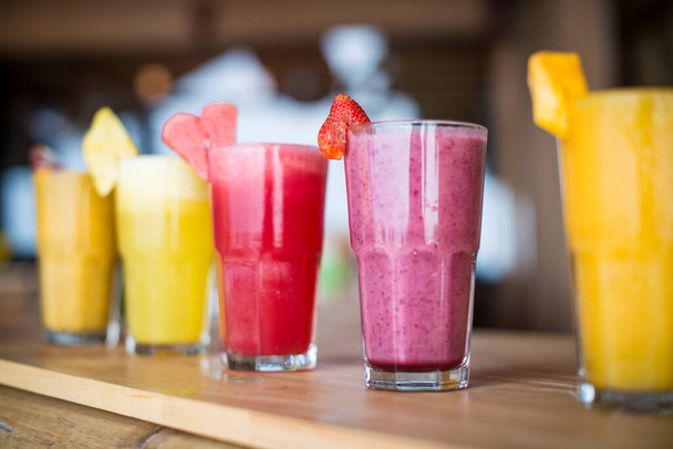Une sélection de milkshakes aux fruits affichés ensemble en formation sur une barre de table - Photo, image