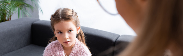 little girl patient talking to psychologist, banner - Фото, изображение