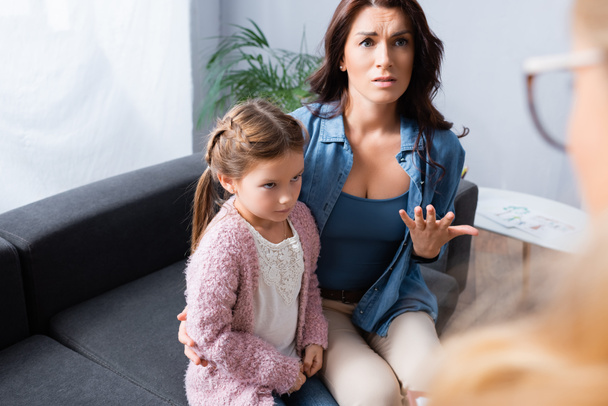 worried mother bringing daughter to psychologist - Foto, immagini