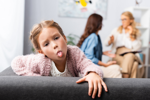 hija tonteando mientras madre hablando con psicólogo - Foto, Imagen