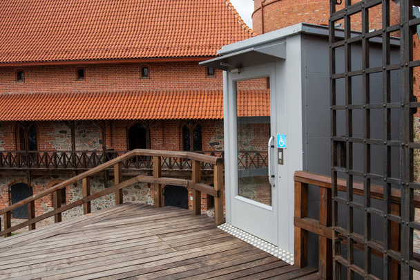 Trakai Adası Kalesi 'nin iç avlusunda. Engelliler için özel asansör. - Fotoğraf, Görsel