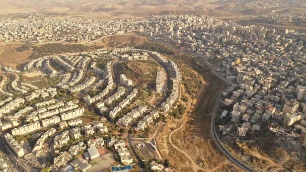 Israel e Palestina divididas por muro de segurança Vista aérea Vista aérea do lado esquerdo Anata Cidade palestina e bairro israelense Pisgat zeev   - Foto, Imagem