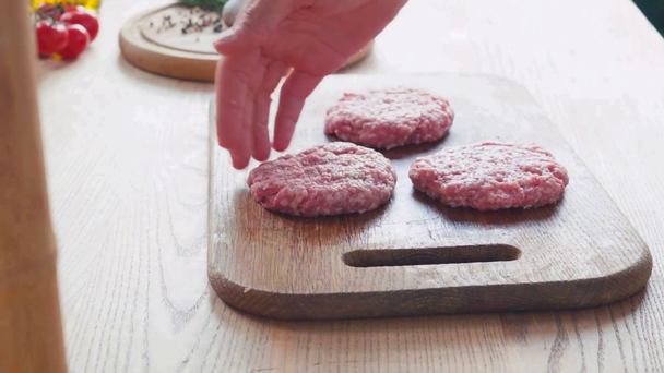 Gehakt uitzicht van chef-kok die gehakt pasteitjes op snijplank in de buurt van pepermolen - Video