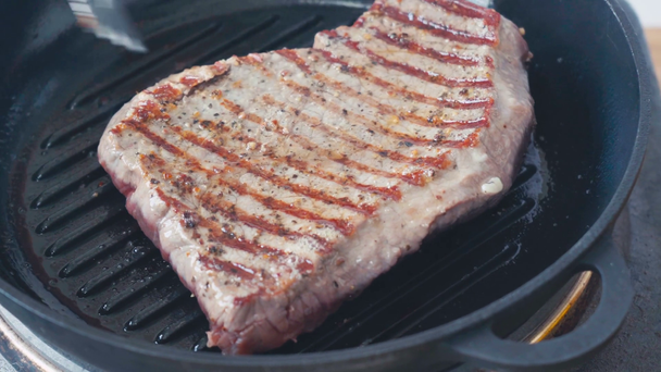 Vista de perto do bife de carne picada na panela da grelha - Filmagem, Vídeo