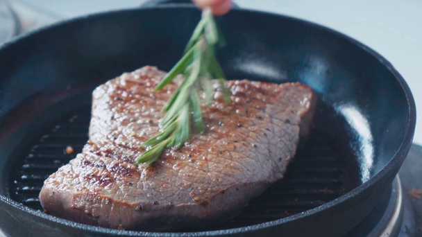 Частковий вигляд змащення шеф-кухаря смаженим яловичим стейком на сковороді
 - Кадри, відео