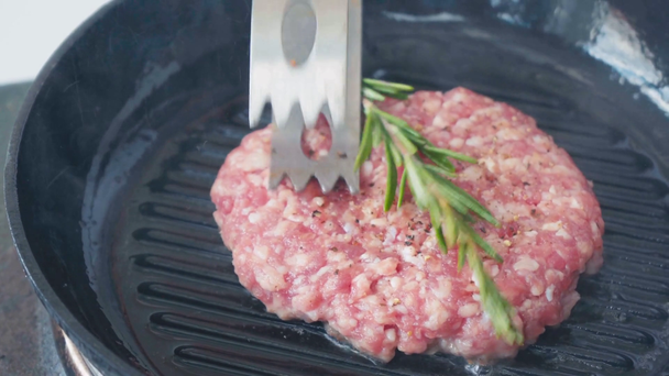Close up view of mince patty with rosemary branch on grill pan - Footage, Video