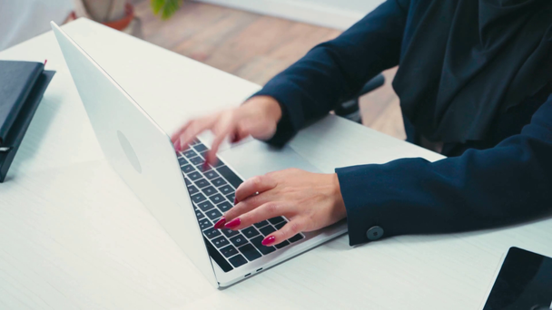 Akıllı telefonun yanında bilgisayarla boş ekran kullanan iş kadını görüntüsü   - Video, Çekim