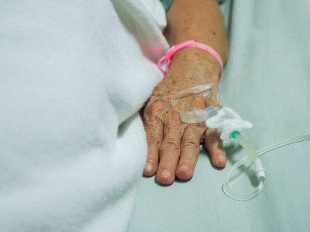 Nahaufnahme einer Seniorin, die ins Krankenhaus eingeliefert wurde. Gesundheitswesen und medizinisches Konzept - Foto, Bild