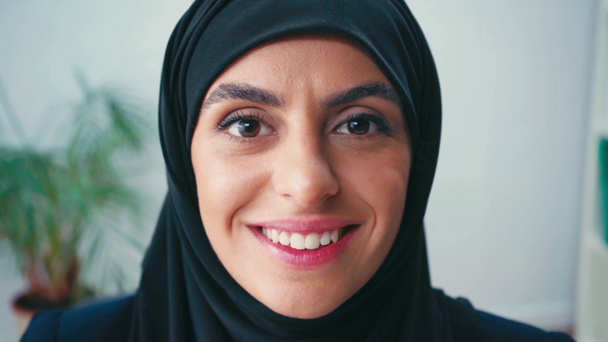 Portret van een moslimvrouw die glimlacht naar de camera  - Video
