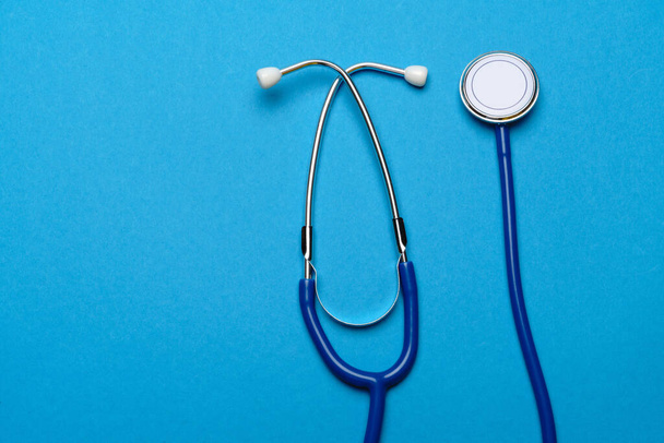 Top view of Medical stethoscope on blue background - Foto, afbeelding