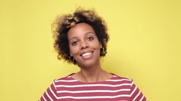 Boldog afro-amerikai nő néz boldog és magabiztos a kamera. - Felvétel, videó