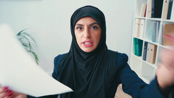 Angry muslim businesswoman talking and pointing at paper  - Footage, Video