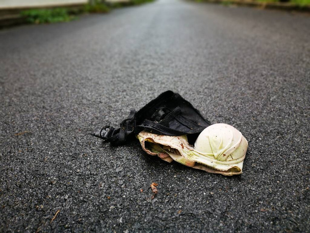 likainen märkä rintaliivit heitetään asfaltti kadulla, - Valokuva, kuva