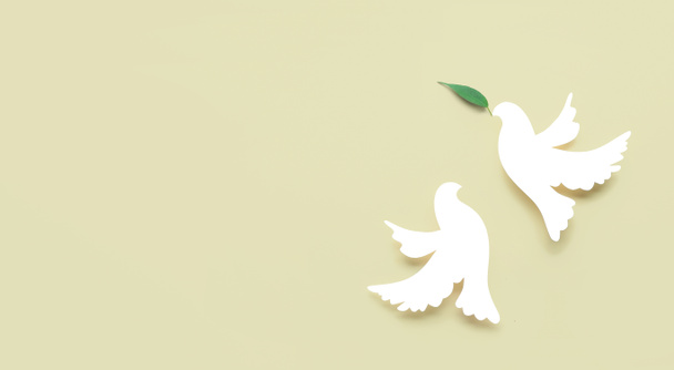 Paper doves on color background. International Day of Peace - Foto, Imagem