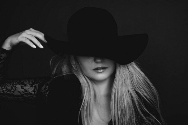 Belle femme blonde portant un chapeau, portrait de film artistique en noir et blanc pour la campagne de mode et la marque de beauté - Photo, image
