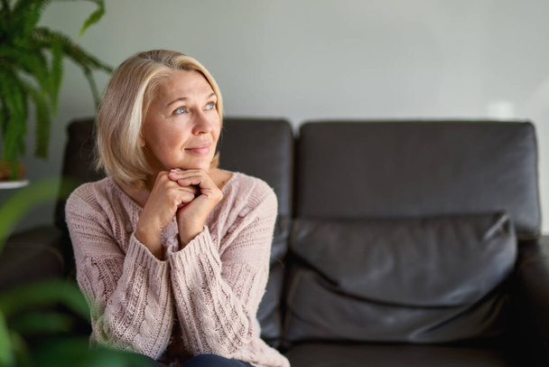 Retrato de cerca Mujer mayor sentada en un sofá - Foto, imagen
