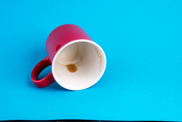 copo de café sujo vermelho no azul - Foto, Imagem