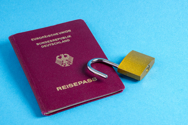 Cestovní pas s otevřeným visacím zámkem na modré - Fotografie, Obrázek