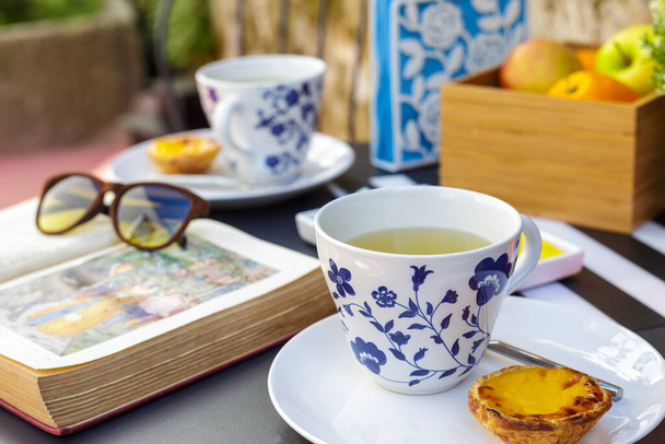 Χαλαρωτικό απογευματινό τσάι έξω - Φωτογραφία, εικόνα