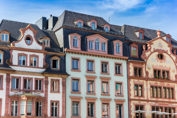 Régi házak díszített homlokzatai Mainz, Németország piacterén - Fotó, kép