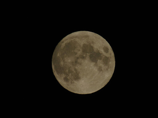 Генова, Італія - 09 / 25 / 2020: дивовижна фотографія повного місяця над містом Генова вночі з великим ясним небом на задньому плані і деякими зірками - Фото, зображення
