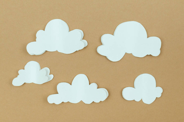 Nuvole di cartone sullo sfondo beige. Cielo con nuvole. - Foto, immagini
