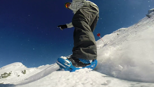 Snowboarder na trilha em montanhas alpinas
 - Filmagem, Vídeo