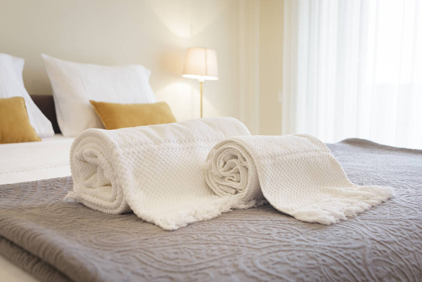 Frisse en schone handdoeken in een lichte kamer - Foto, afbeelding