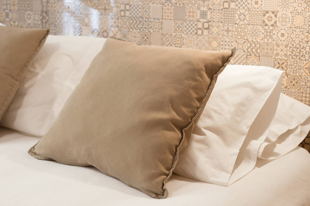 Свіжі та чисті подушки на ліжку
 - Фото, зображення