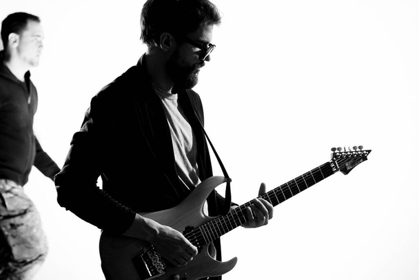 Μουσικός με κιθάρα ροκ σταρ συναίσθημα ψυχαγωγία σύγχρονο ερμηνευτή - Φωτογραφία, εικόνα
